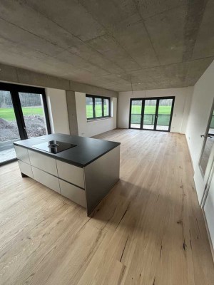 Traumhafte 3-Raum-EG-Wohnung mit luxuriöser Innenausstattung mit Balkon, Terrass und EBK in Neustadt