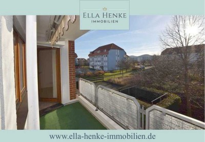 Sonnige, gepflegte 3-Raum-Wohnung mit großzügigem Balkon, Einbauküche + Carport.