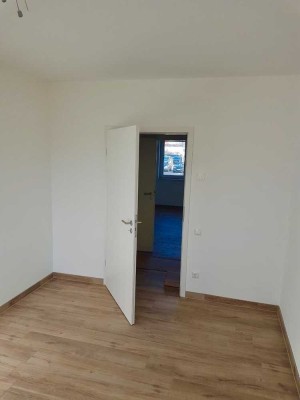 Zweitbezug in wunderschöner Lage mit Einbauküche und Balkon: 1 stilvolle 3-Zimmer-Wohnung