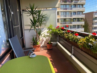 Geschmackvolle, gepflegte 3-Zimmer-Wohnung mit geh. Innenausstattung mit Balkon und EBK