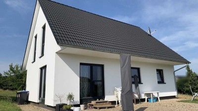 Neu gebautes EFH mit Gartenhaus