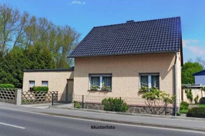 Freistehendes Einfamilienhaus, Garten, Carport, Garage