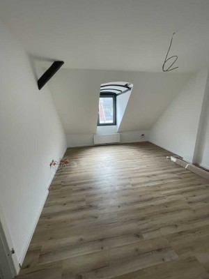 Erstbezug nach Sanierung mit Einbauküche: Stilvolle 2-Raum-DG-Wohnung mit geh. Innenausstattung