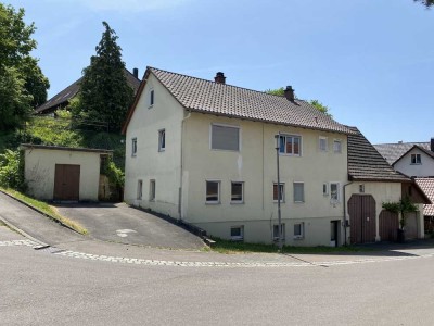 1-2-Familien-Wohnhaus mit angebauter Scheune und Garage sowie  freistehendes Kellerhaus mit Gewölbe.