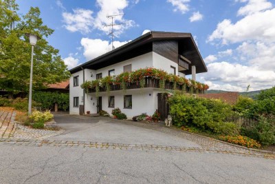 - Gepflegtes Zweifamilienhaus samt Nebengebäuden und zusätzlichen Bauplatz -
