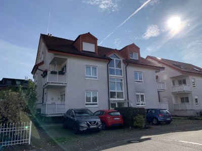 Wunderschöne renovierte DG-Wohnung mit zwei Zimmern, Balkon, EBK, TG- und Außenstellplatz in Nußloch