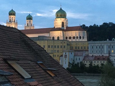 Exklusive 2-Zimmer-Wohnung in Passau Innstadt, mit Blick auf den Dom und moderner Küche