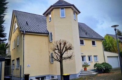 Helle Galeriewohnung mit Balkon, EBK und Klimaanlage in ruhiger Grünlage in Köln-Rodenkirchen