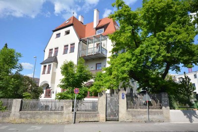 vermietete 4 Zimmer Wohnung in historischer Altbau-Villa//Denkmalschutz