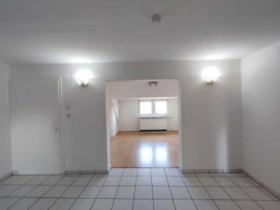 Große helle 2-Zimmer-DG Wohnung mit Kaminofen