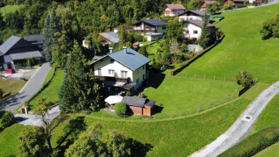 Großes Wohnhaus mit Garage, Keller, Wellblechgarage und Gartenhaus in sonniger und ruhiger Lage mit unverbaubarem Ausblick