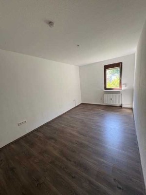 Schöne 3 - Zimmer - Erdgeschosswohnung mit kleinem eigenen Innhof
