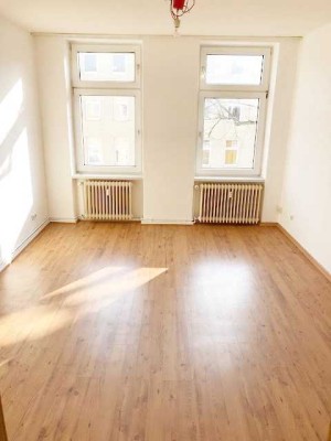 2-Raumwohnung in der KTV mit Laminat, Duschbad und Einbauküche...!!!