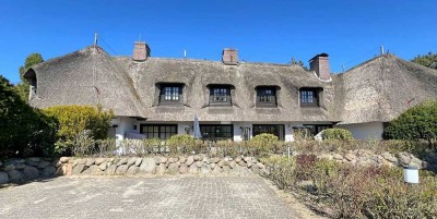 Charmantes Mittelhaus unter Reet in absolut ruhiger Lage