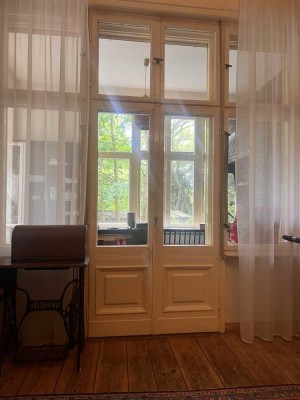 Helle Altbauwohnung mit charmantem Wintergarten und außergewöhnlichem Flair.