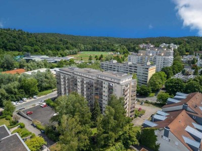 Wohnen mit Weitblick: Balkon, Stellplatz, Einbauküche und Aufzug inklusive