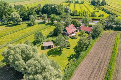 Idyllischer Landsitz in Alleinlage mit Bootsanleger, Nebengebäude und Saunahaus