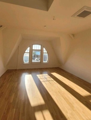 4-Raum-DG-Wohnung mit gehobener Innenausstattung mit Balkon in Halle