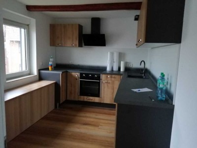 Große Wohnung über 2 Etagen mit Dachterrasse, Einbauküche (2020) und Stellplatz