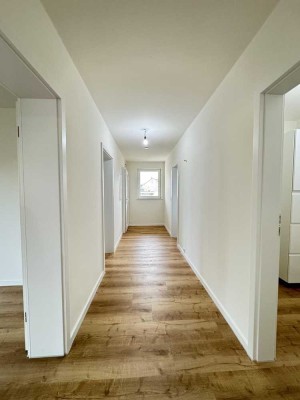 Moderne, schöne und frisch renovierte 2-Zimmer-Whg mit EBK und Terrasse