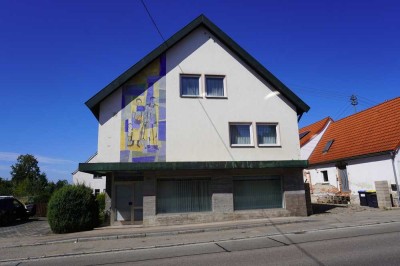 Zweifamilienhaus mit Charakter: 
Gewerbe, Garten & Garagen 
- alles unter einem Dach!