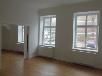 Helle 2-Zimmer-Altbauwohnung mit großer Terrasse – zentral & ruhig in Mülheim-Mitte
