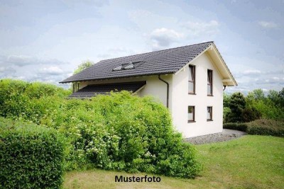 Einfamilienhaus mit Garage und Gartenhaus