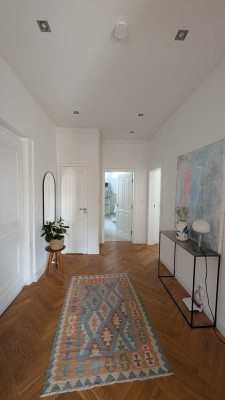 3 Zimmer Wohnjuwel am Marienplatz mit kleinem Balkon sowie einer großen verglassten Veranda