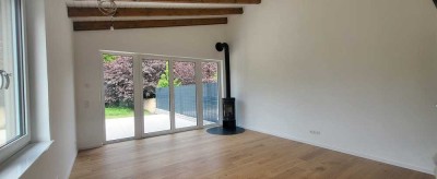 Erstbezug: sehr schöne Wohnung, mit Wärmepumpe, PV-Anlage, Kamin, Sonnenterrasse, Garten