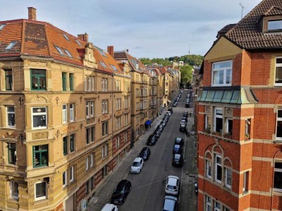 Vollmöblierte, exklusive 2-Raum-Wohnung mit Balkon und Aussicht im Heusteigviertel