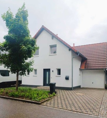 Gepflegtes freisth. EFH mit Garage u. Carport