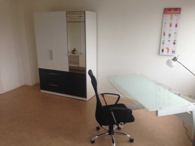 Großes möbliertes Zimmer 21,16 m² mit Gemeinschaftsbad und - küche // 1.OG Zi. 3