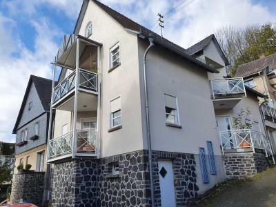 Gepflegtes Zweifamilienhaus mit zwei Balkone und Terrasse