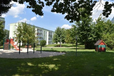 Schicke 2-Raum-Wohnung mit Badewanne und Balkon.