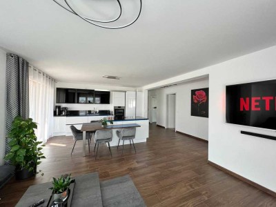 Stilvolle, vollmöblierte, geräumige, und neuwertige 3-Zimmer-Wohnung mit Balkon und EBK in Furth