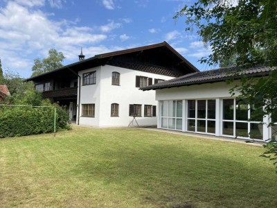 TOP LAGE - Elegante Landhausvilla mit sep. SPA-Bereich, zwei Minuten zu Fuß v. Chiemsee + Geschichte