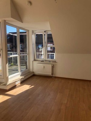 Schöne 3 Zimmer Maisonette-Wohnung mit Balkon in Wedel
