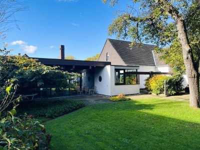 gemütliches Einfamilienhaus mit viel Charme,
ca. 2.300 m² Grundstück 
und großem Bebauungspotenzia