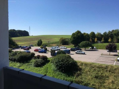 Helle 4 Raum-Wohnung mit EBK und Balkon,  Stellplatz