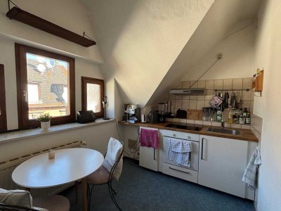 Helle 2-ZKB Dachgeschosswohnung in zentraler Lage auch WG geeignet