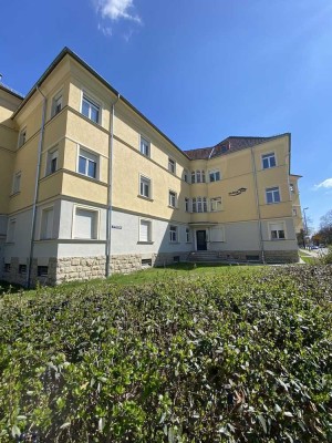 3-Raum-Wohnung im Grünen mit Einbauküche und tollem Ausblick vom Balkon!