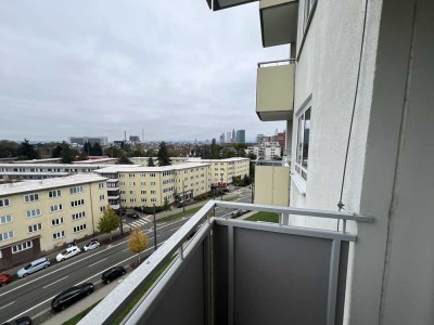 Neuwertige 1-Zimmer-Wohnung mit Skyline-Blick Balkon in Frankfurt-Sachsenhausen