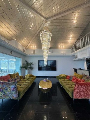 Großzügige Villa im Grünen mit Wellnessbereich