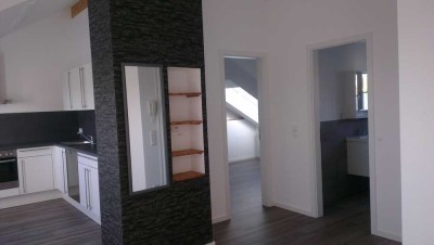 Neuwertige DG-Wohnung mit zwei Zimmern sowie Balkon und EBK in Plochingen
