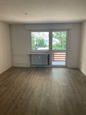 Renovierte, großzügige 2-Zimmer-Wohnung im Erdgeschoss mit Terrasse ab sofort frei