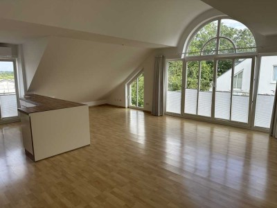 Top-Dachgeschoss-WHG in Bodenheim, Ortsrandlage direkt am Weinberg.