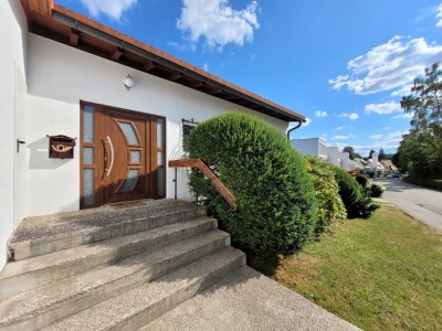 **Gepflegtes Einfamilienhaus mit Einliegerwohnung - Garage, Carport, schöner Garten - Bad Dürrheim**