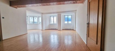 Großzügige Altbau - Wohnung 1 Stock - wohnen im Zentrum !