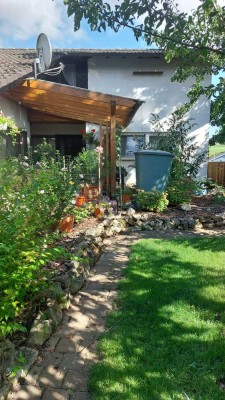 Einfamilienhaus mit großem Grundstück, Keller, integrierte Garage, Garten und PKW-Stellplätze