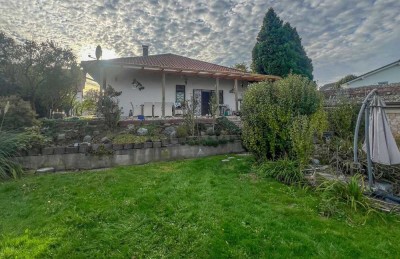 Großzügiger Bungalow mit Einliegerbereich und herrlichem Garten in ruhiger Wohnlage